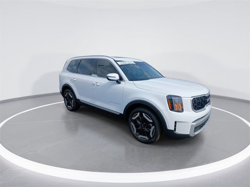 Used 2024 Kia Telluride EX w/ EX Captain's Chair Package image 2