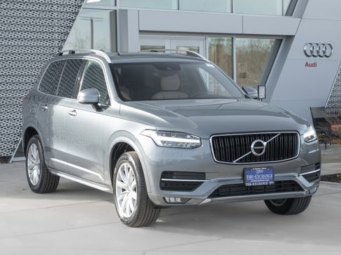 Used 2019 Volvo XC90 T6 Momentum image 2