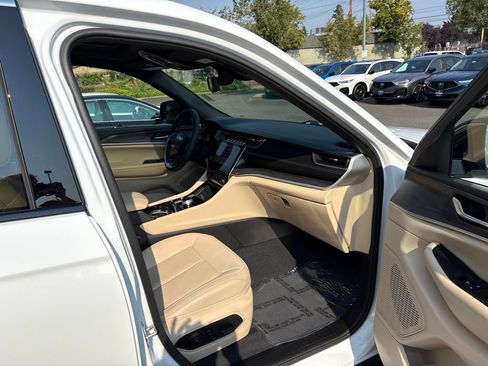 Used 2023 Jeep Grand Cherokee L Limited AWD/4WD image 23