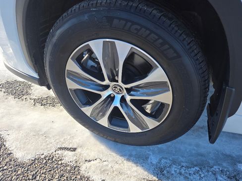 Used 2023 Toyota Highlander L image 32