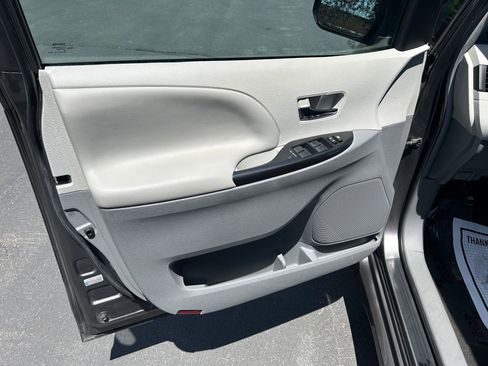 Used 2013 Toyota Sienna SE FWD image 11