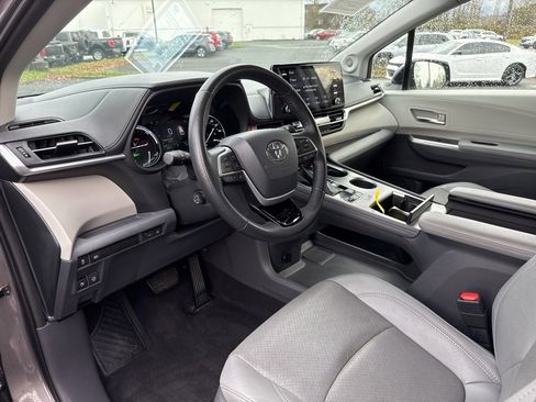 Used 2021 Toyota Sienna Limited image 14