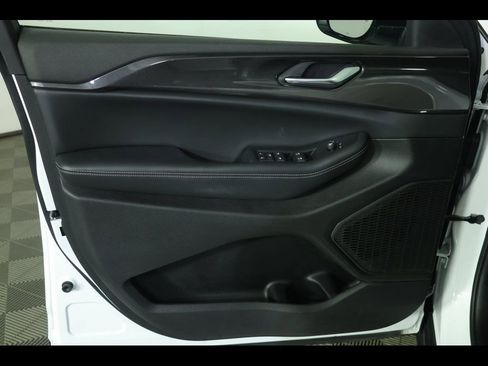 Used 2023 Jeep Grand Cherokee L Laredo image 23