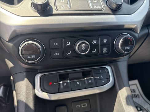 Certified 2022 GMC Acadia SLE w/ Driver Convenience Package image 17