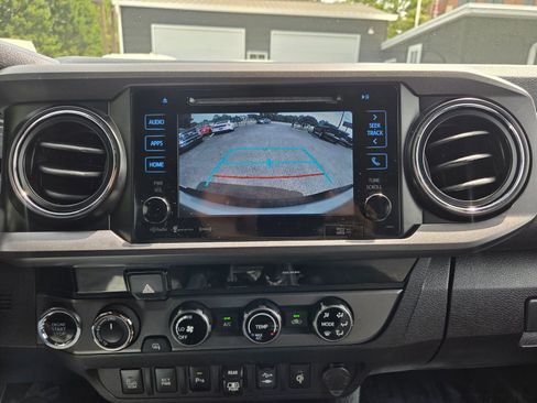 Used 2018 Toyota Tacoma TRD Sport w/ Technology Package AWD/4WD image 19