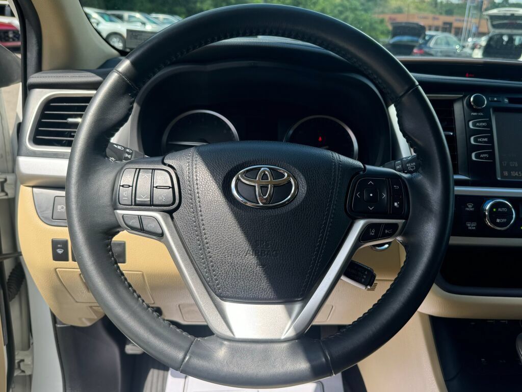 Used 2019 Toyota Highlander XLE AWD/4WD image 25
