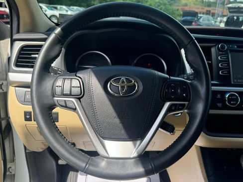 Used 2019 Toyota Highlander XLE AWD/4WD image 25