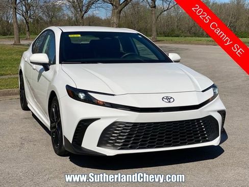 Used 2025 Toyota Camry SE image 1
