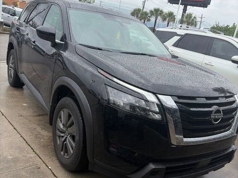 Used 2025 Nissan Pathfinder S FWD image 3