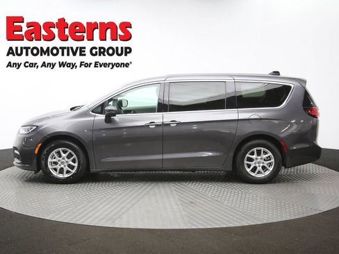 Used 2023 Chrysler Pacifica Touring-L image 59