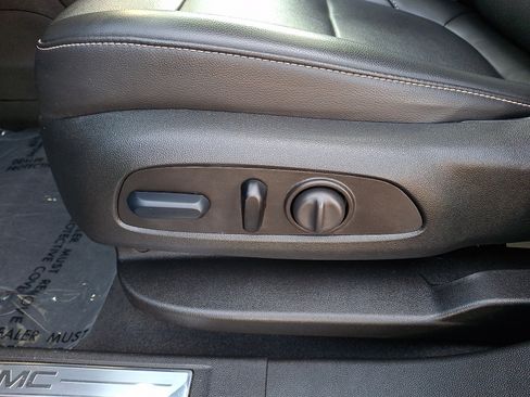 Used 2023 GMC Acadia SLT w/ LPO, Floor Liner Package FWD image 14