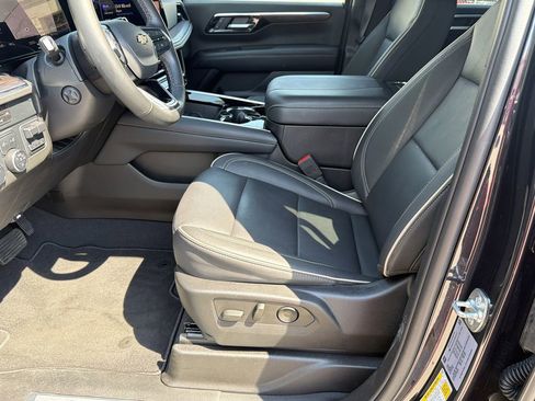 Used 2025 Chevrolet Suburban Premier AWD/4WD image 9
