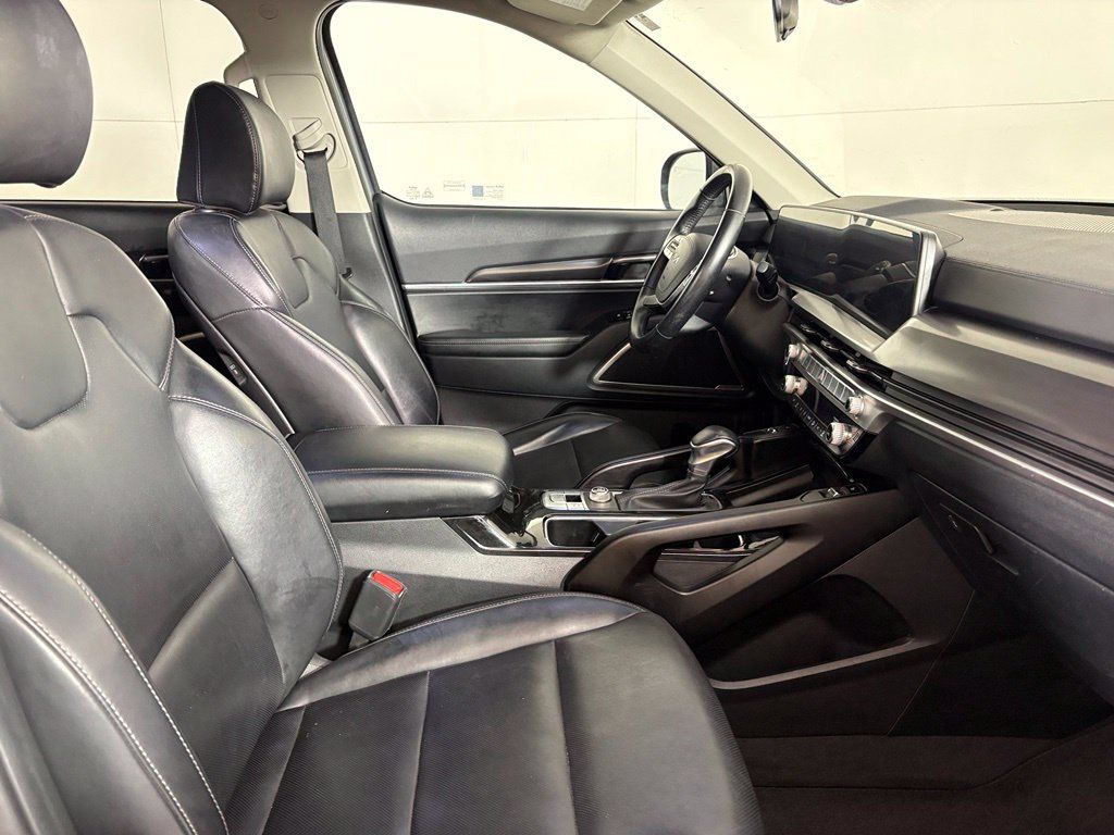 Used 2025 Kia Telluride S FWD image 14