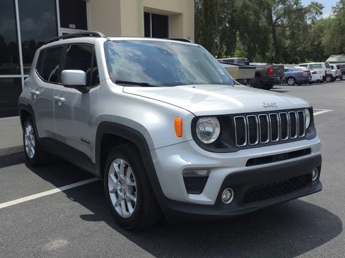 Used 2021 Jeep Renegade Latitude w/ Sun & Sound Group FWD image 3