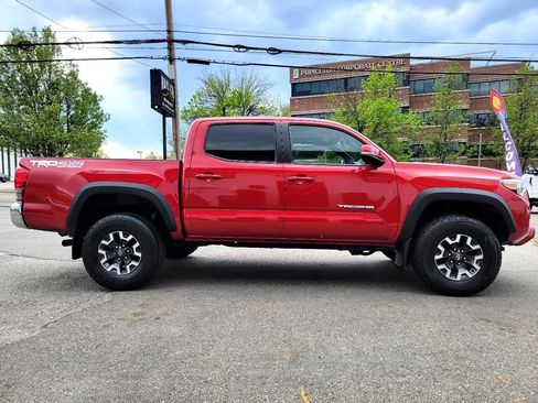 Used 2017 Toyota Tacoma TRD Off-Road image 5