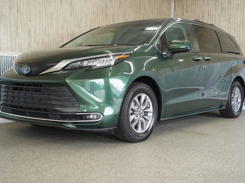 Used 2022 Toyota Sienna XLE w/ XLE Plus Package image 4