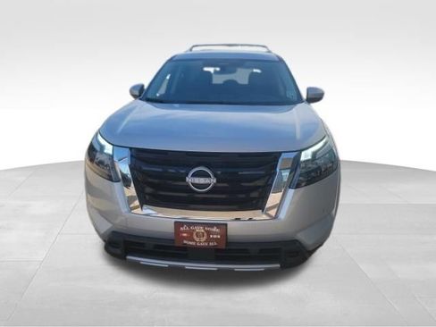 Used 2025 Nissan Pathfinder SL image 3