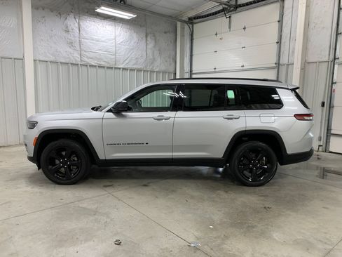 Used 2023 Jeep Grand Cherokee L Altitude AWD/4WD image 22