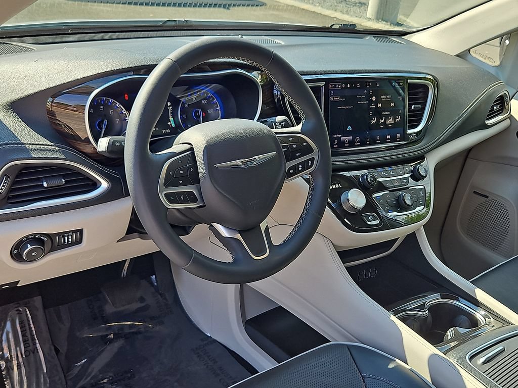 Used 2022 Chrysler Pacifica Limited FWD image 30