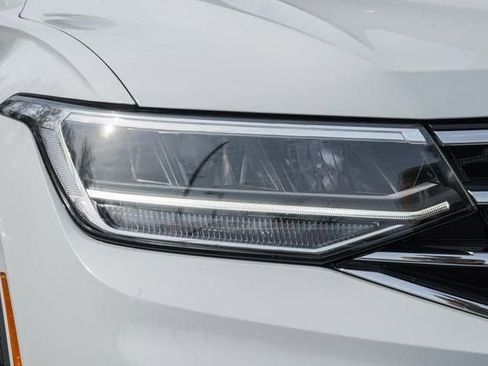 Used 2024 Volkswagen Tiguan SE image 13