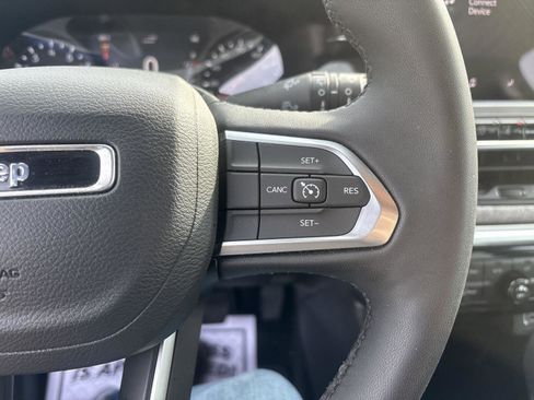 Used 2024 Jeep Compass Latitude w/ Sun and Sound Group AWD/4WD image 18