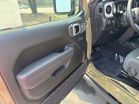 New 2025 Jeep Gladiator Sport image 13