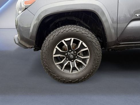 Used 2022 Toyota Tacoma TRD Sport w/ Technology Package image 11