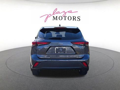 Used 2024 Toyota Highlander LE AWD/4WD image 6
