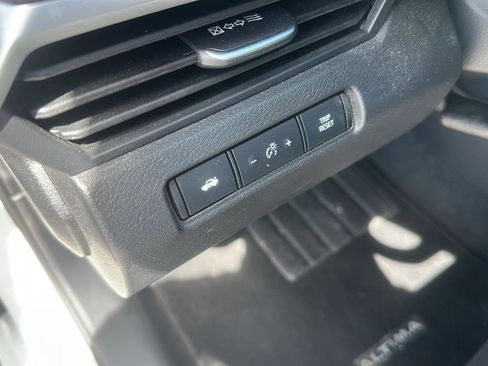 Used 2025 Nissan Altima 2.5 S FWD image 10