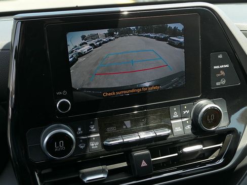 Used 2024 Toyota Highlander LE FWD image 16