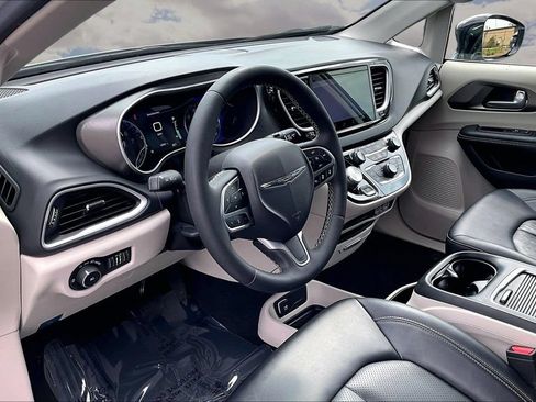 Used 2024 Chrysler Pacifica Touring-L FWD image 17