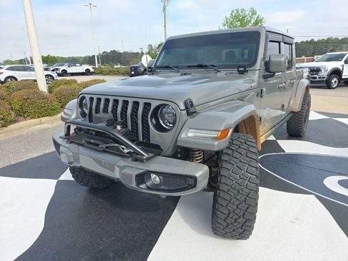 Used 2023 Jeep Gladiator Overland image 3