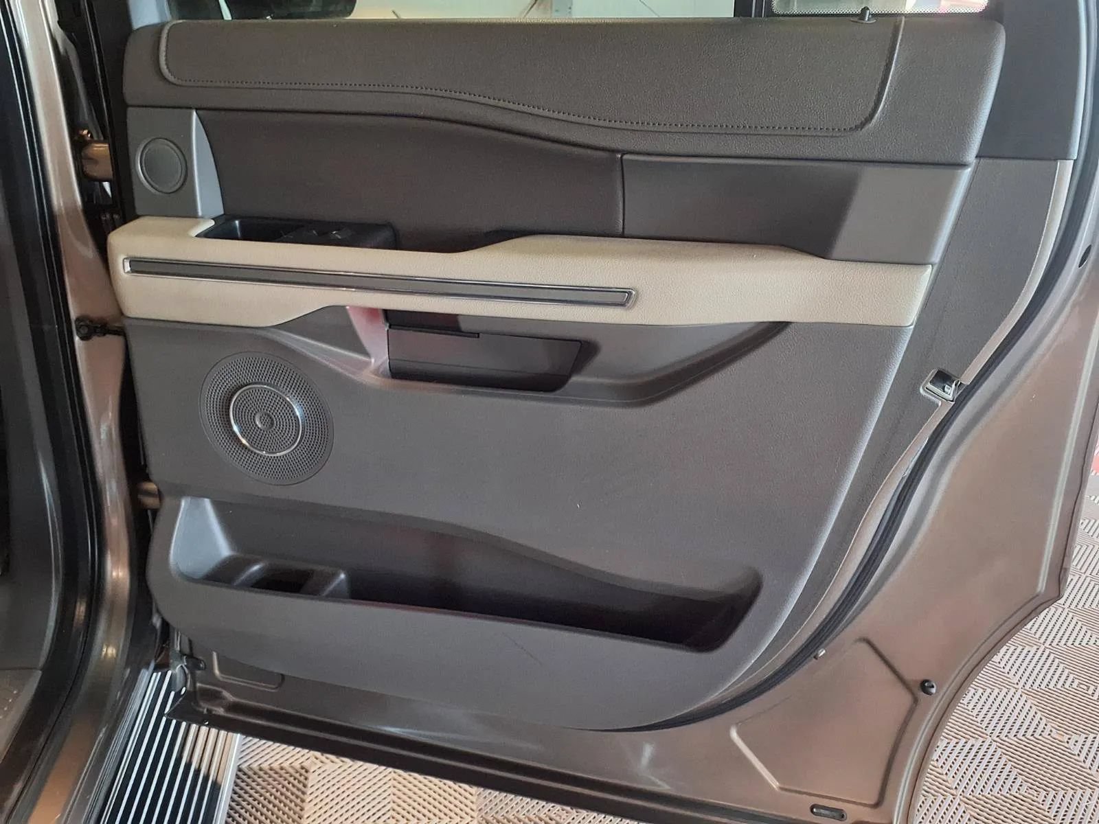 Used 2019 Ford Expedition Max XLT w/ Equipment Group 202A AWD/4WD image 10