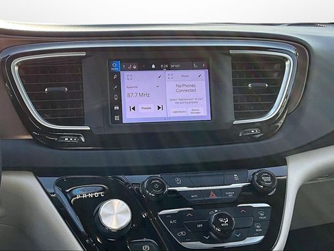 Used 2022 Chrysler Voyager LX image 6