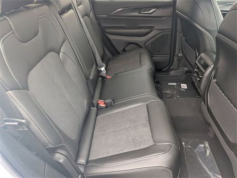 New 2025 Jeep Grand Cherokee Altitude image 30