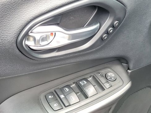 Used 2019 Jeep Cherokee Limited AWD/4WD image 27