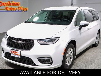 Used 2023 Chrysler Pacifica Touring-L