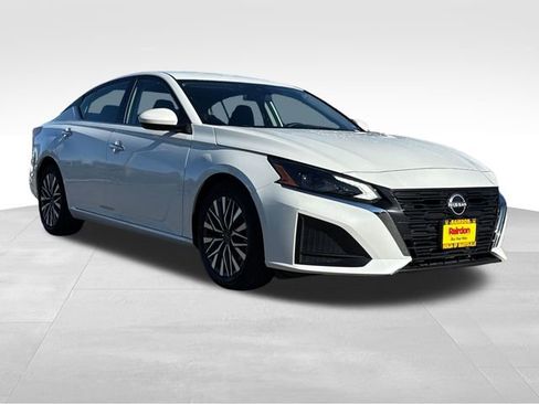Used 2023 Nissan Altima 2.5 SV image 1