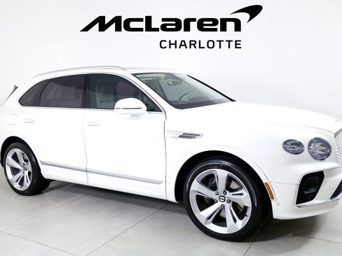 Used 2023 Bentley Bentayga Plug-In Hybrid AWD/4WD image 2