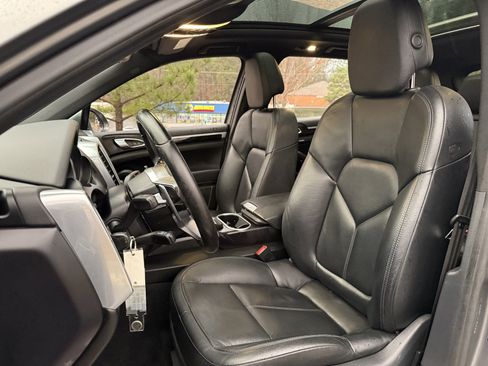 Used 2018 Porsche Cayenne Platinum Edition image 40