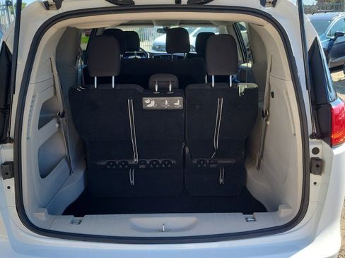 Used 2020 Chrysler Voyager L FWD image 11