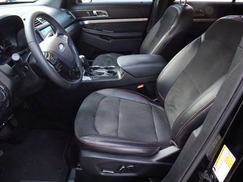 Used 2018 Ford Explorer XLT w/ Equipment Group 202A image 5