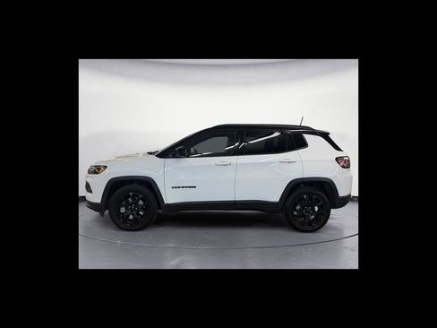 Used 2024 Jeep Compass Latitude w/ Convenience Group AWD/4WD image 3