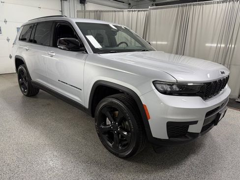 Used 2023 Jeep Grand Cherokee L Laredo image 3