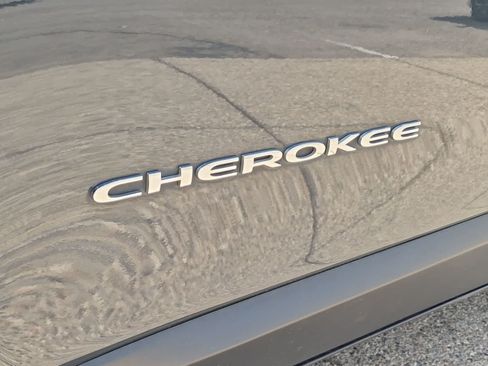Used 2018 Jeep Cherokee Latitude Plus AWD/4WD image 13