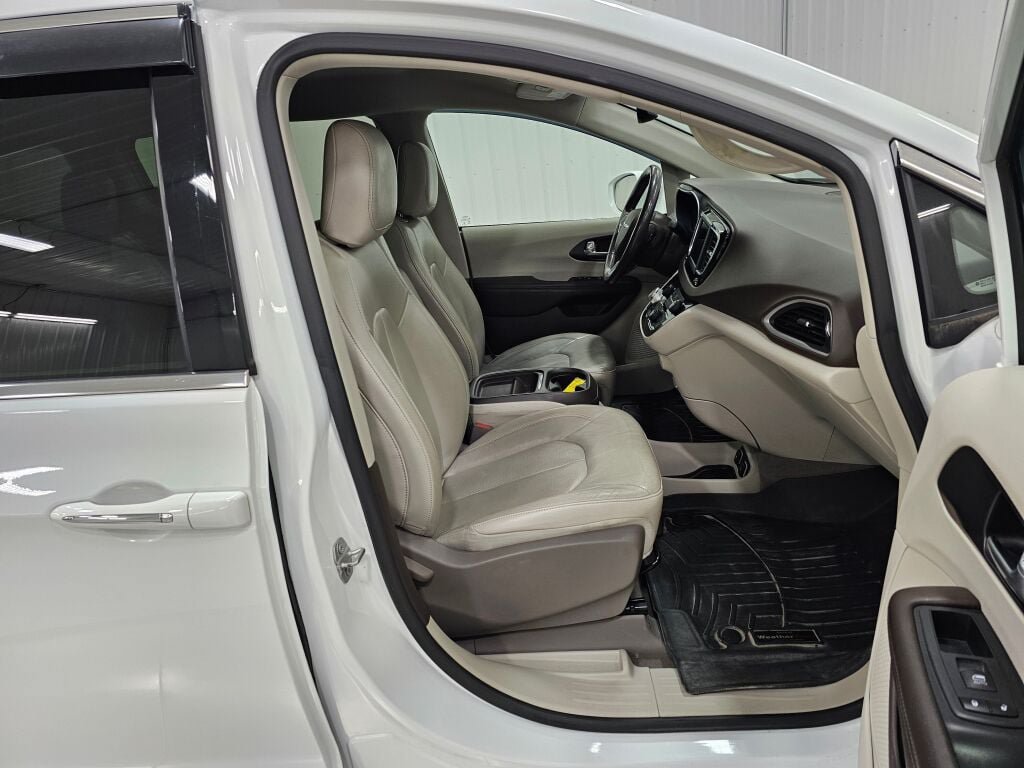 Used 2020 Chrysler Pacifica Touring-L FWD image 20