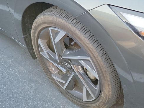 Used 2025 Hyundai Elantra Limited FWD image 3