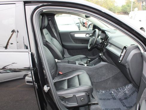 Used 2022 Volvo XC40 T4 Momentum image 10