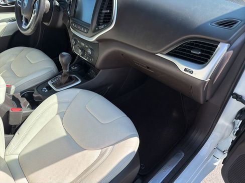 Used 2018 Jeep Cherokee Overland w/ Technology Group AWD/4WD image 29