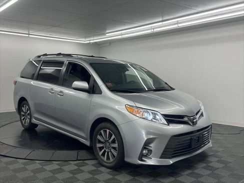 Certified 2020 Toyota Sienna XLE image 2